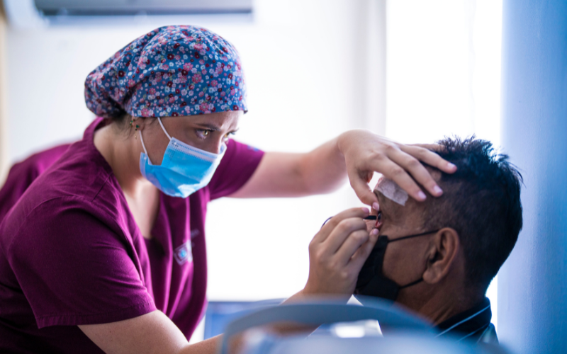 La optometrista Cristina Guerra Torralba trabajando con un paciente. Expedición México 2022. 